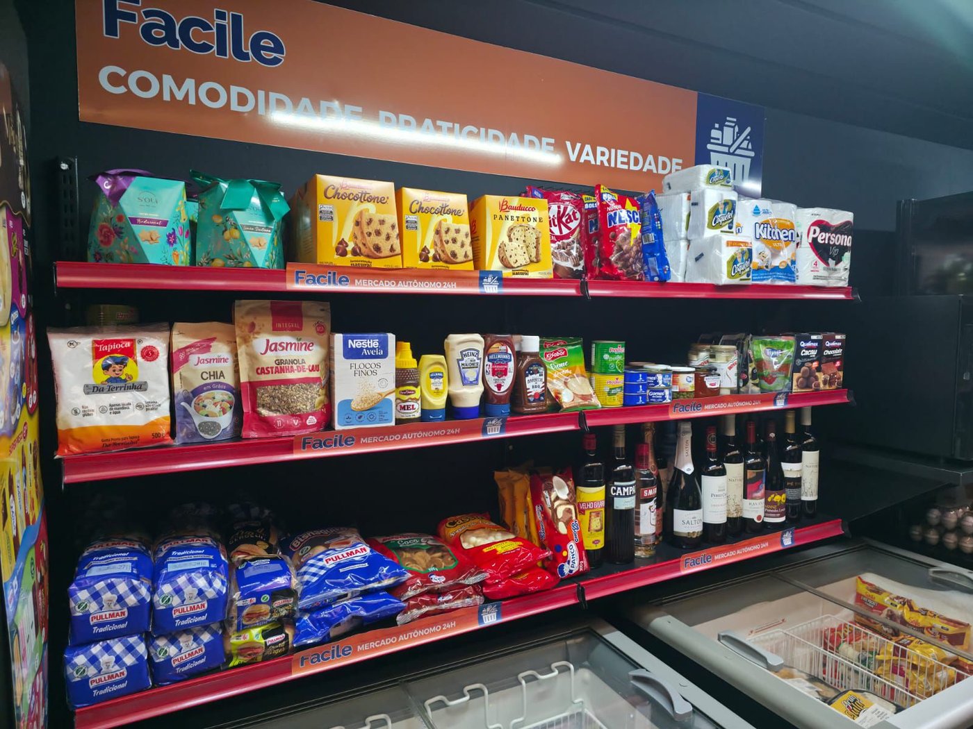 Unidade Facile instalada em condomínio, com prateleiras abastecidas e identidade visual da marca