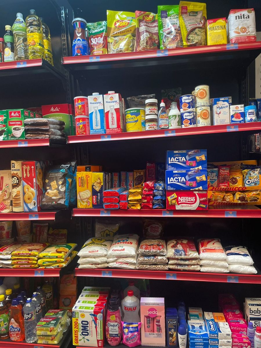 Unidade Facile instalada — prateleiras de mercearia abastecidas