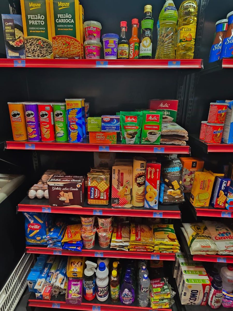 Unidade Facile instalada — gôndola com produtos variados