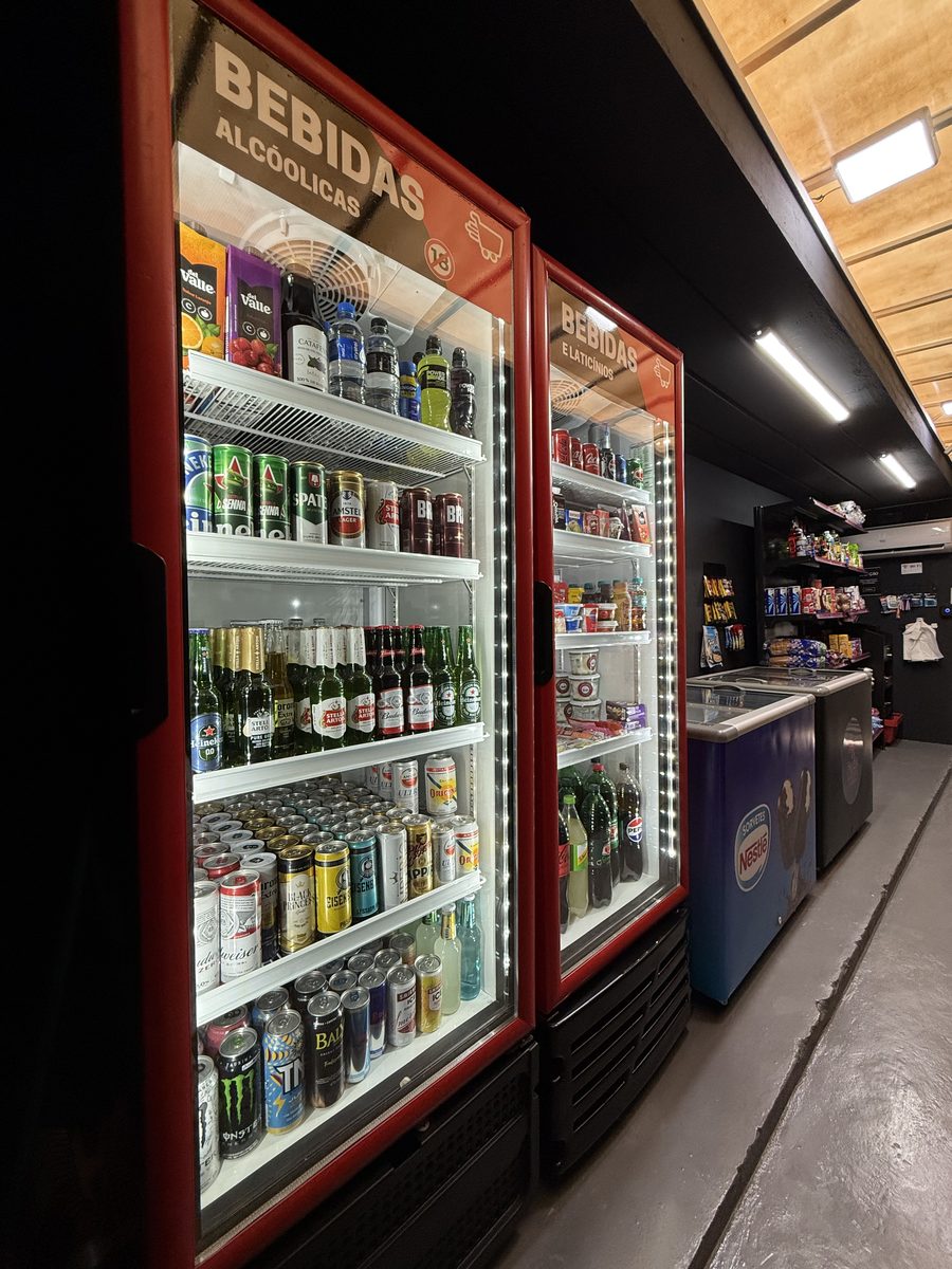 Unidade Facile instalada — geladeira de bebidas alcoólicas e refrigerantes abastecida