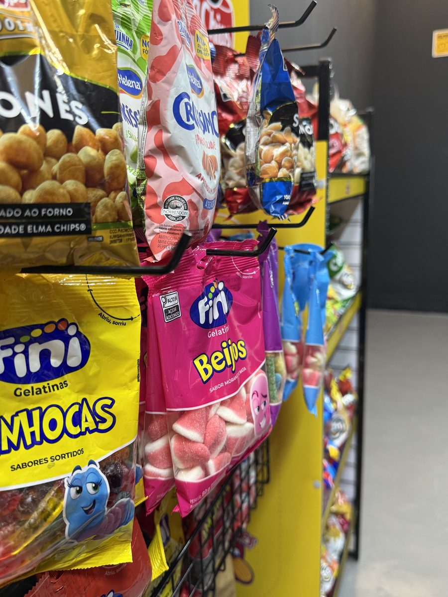 Unidade Facile instalada — detalhe das prateleiras de salgadinhos e balas