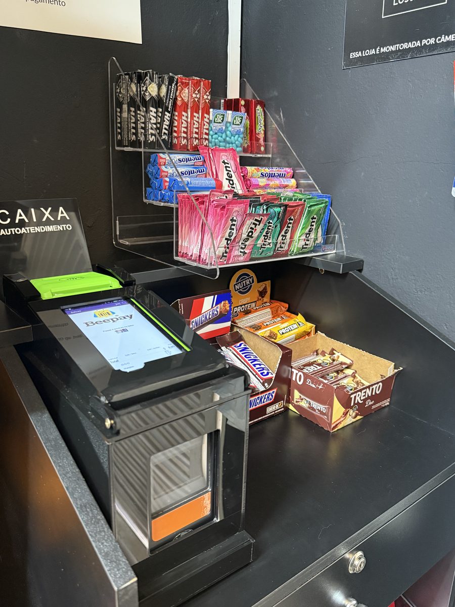Unidade Facile instalada — caixa de autoatendimento com doces e barras de proteína