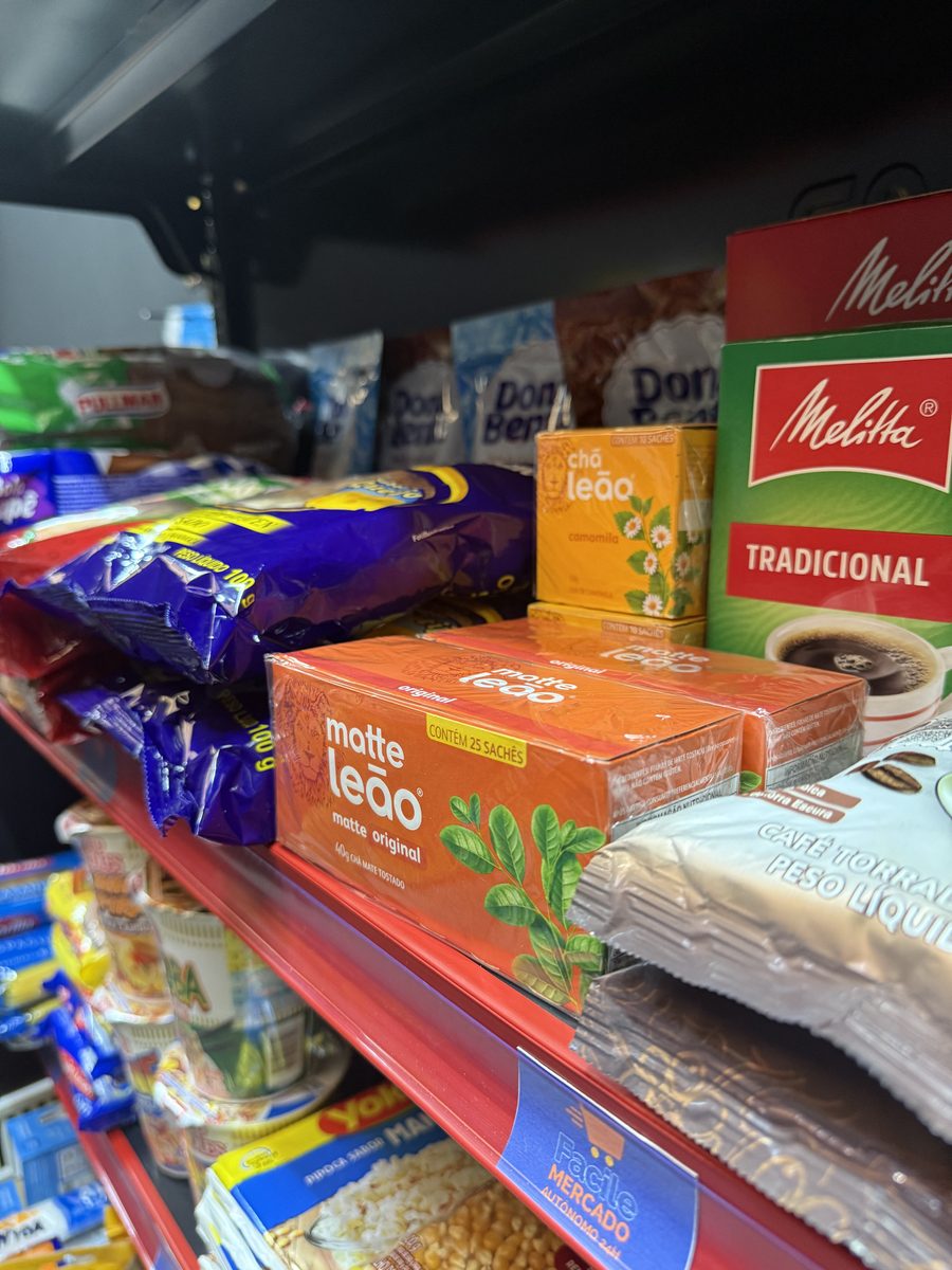 Unidade Facile instalada — prateleira de chás, café e biscoitos abastecida