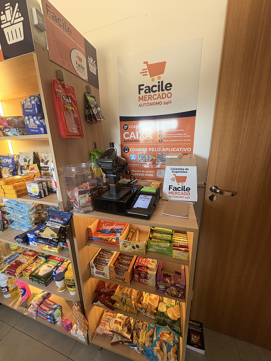 Unidade Facile instalada — prateleira de chás, café e biscoitos abastecida