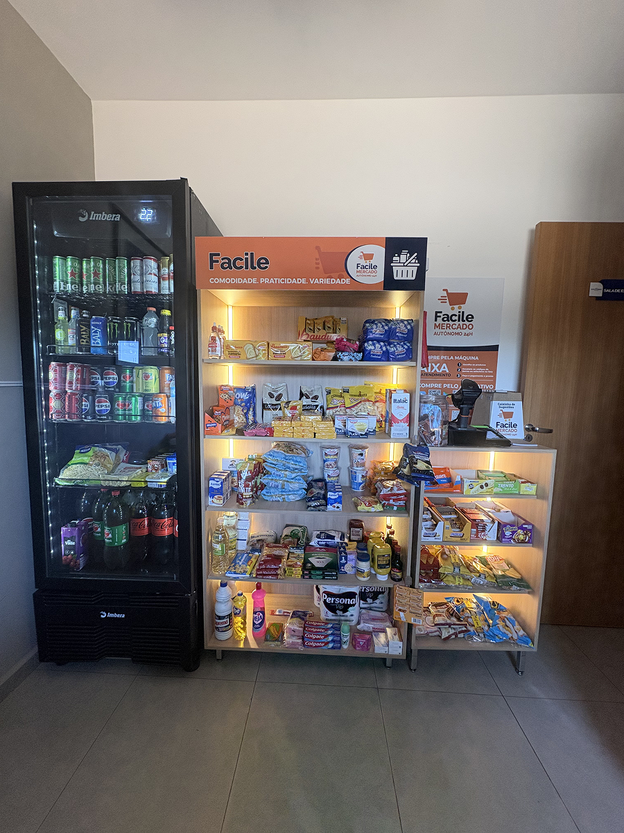 Unidade Facile instalada — prateleira de chás, café e biscoitos abastecida