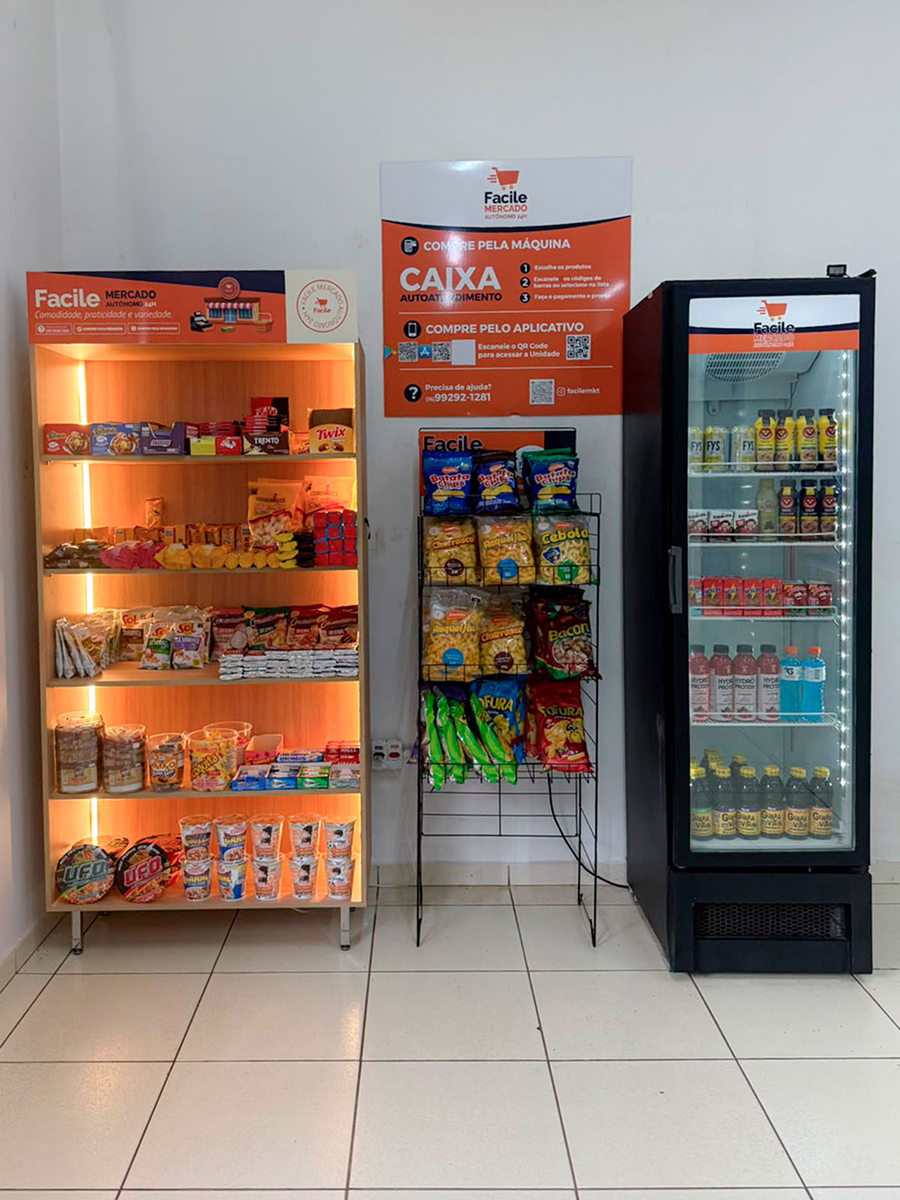 Unidade Facile instalada — prateleira de chás, café e biscoitos abastecida